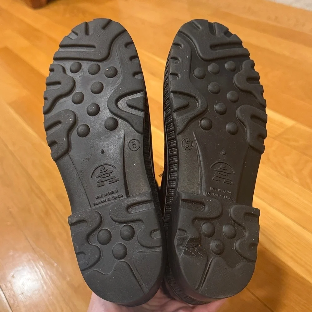 Kamik boys snow boots size 5 .